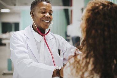 Doktor bayan hasta incelenmesi