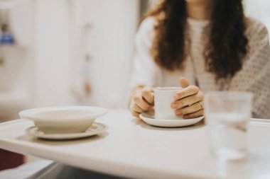 Hafif bir yemek hastane yatağında olan hasta