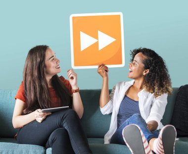 Kadın bir simge tutan bir tablet ile