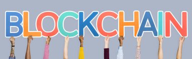 Kelime blockchain oluşturan renkli mektupları holding eller