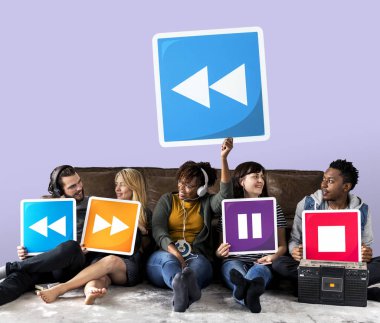 Medya oynatıcı simgeler ve geri SAR düğmesine tutan insanlar