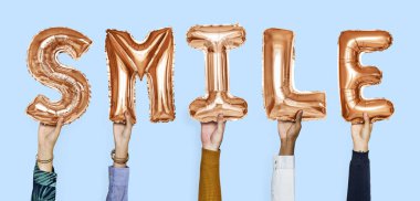 Gülümseme balonlar kelime gösteren eller