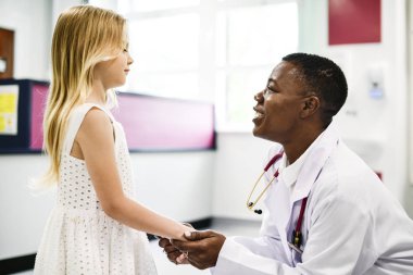 Küçük hastasını konuşmaya dostu çocuk doktoru
