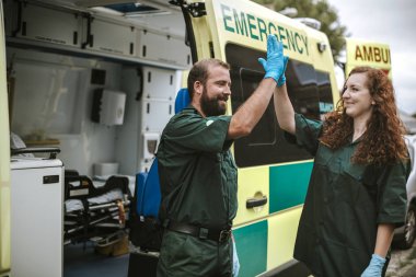 Sağlık görevlileri ambulans ile iş yerinde