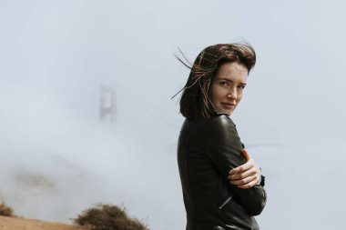 Puslu bir Golden Gate Köprüsü San Francisco kadınla