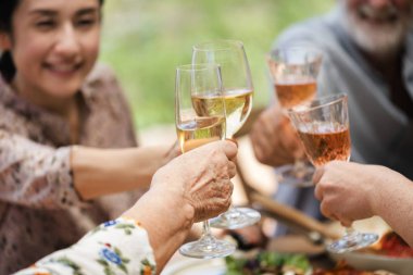 Mutlu insanlar ile şarap bardakları tezahürat