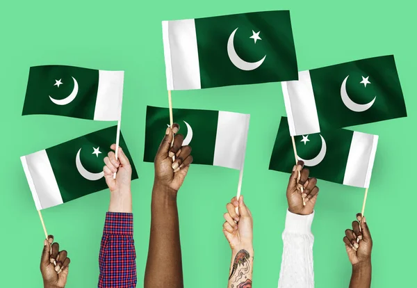 Handen Zwaaien Van Vlaggen Van Pakistan — Stockfoto