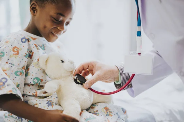 Dokter Bermain Main Memeriksa Detak Jantung Boneka Beruang — Stok Foto