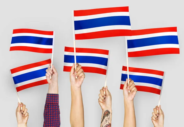 タイの旗を振る手 — ストック写真