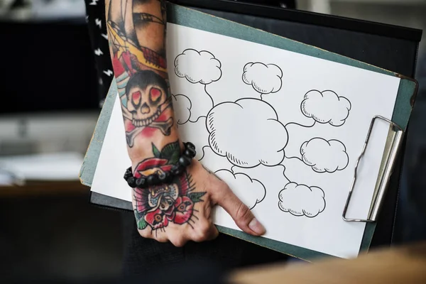 Татуированная Рука Пустым Облачным Буфером — стоковое фото