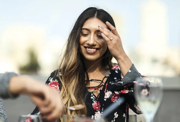 Mulher Alegre Desfrutando Uma Festa Telhado Com Seus Amigos — Fotografia de Stock