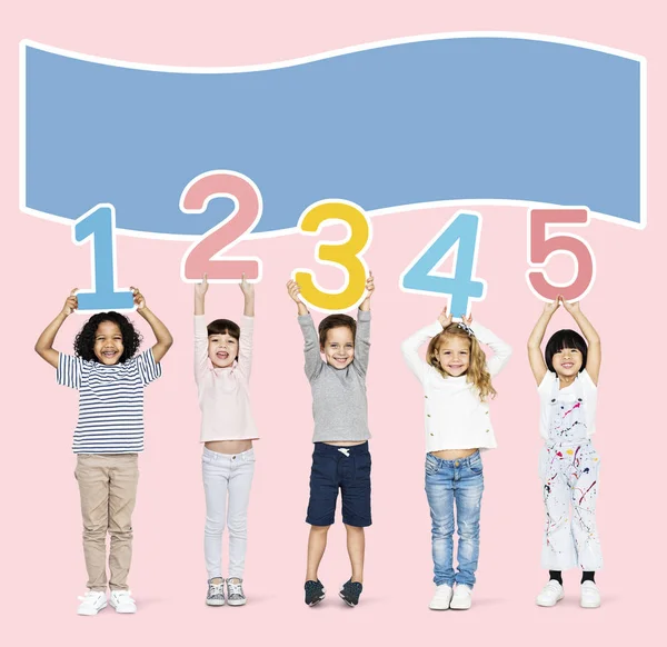 Χαρούμενα Παιδιά Κρατώντας Ένα Έως Πέντε Αριθμούς — Φωτογραφία Αρχείου