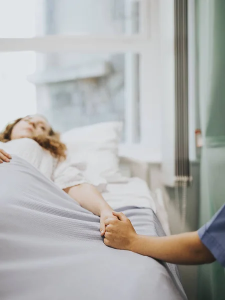 Enfermeira Segurando Sua Mão Pacientes — Fotografia de Stock