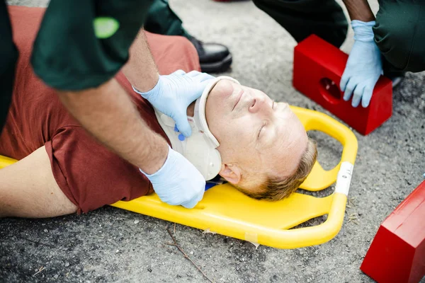 Paramedicus Team Plaatsen Een Cervicale Kraag Aan Een Gewonde Man — Stockfoto