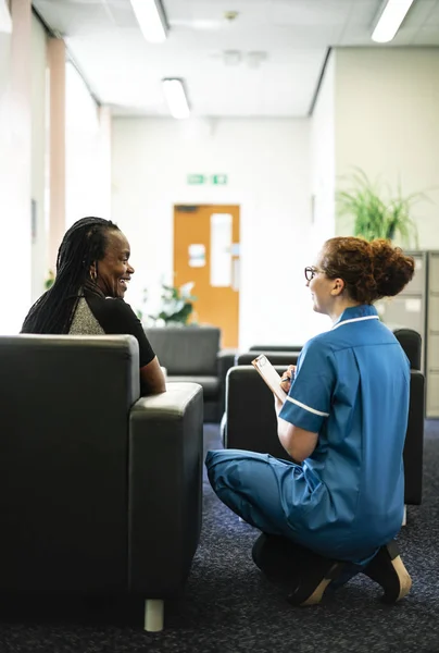 Sjuksköterska Som Talar Till Patient Väntrummet — Stockfoto