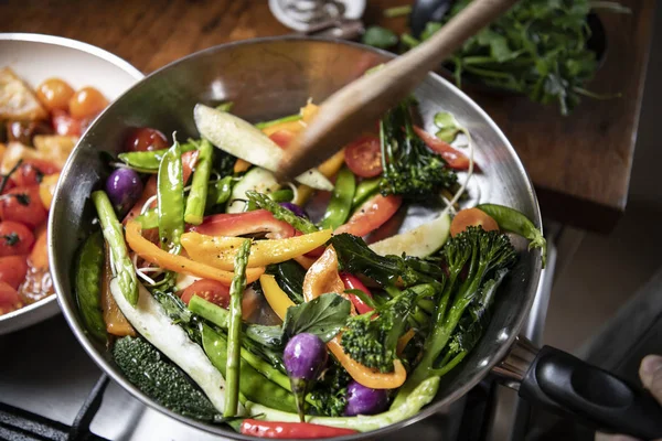 Mujer Japonesa Cocinando Revuelva Verduras Fritas — Foto de Stock