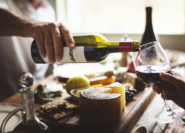 Uomo Versando Vino Rosso Bicchiere — Foto Stock