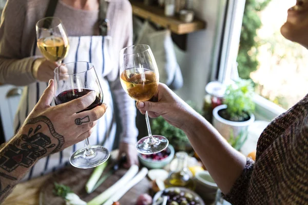 Freunde Mit Weißwein Beim Kochen Der Küche — Stockfoto