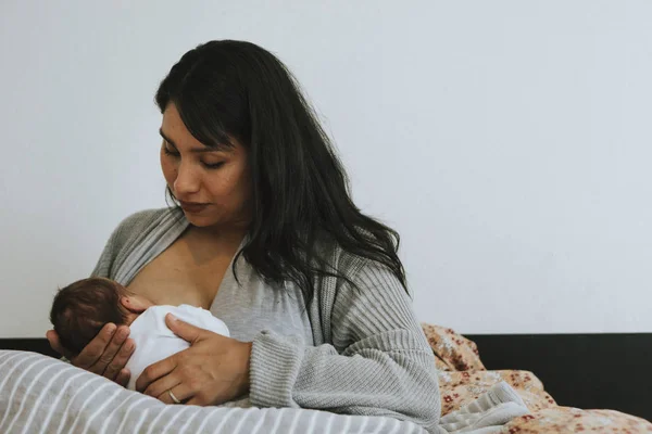Anne Sütü Bebeği Anne — Stok fotoğraf