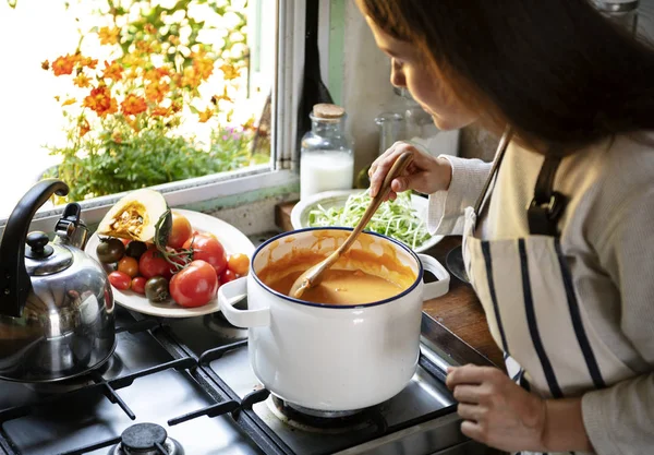 Mulher Preparando Uma Sopa Abóbora — Fotografia de Stock