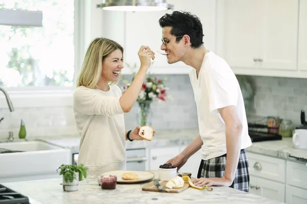 Mulher Alimentando Geleia Amora Para Namorado — Fotografia de Stock