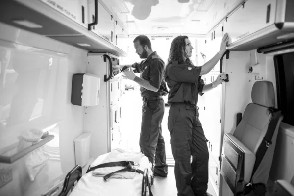 Yardım Ekibi Bir Ambulans Ekipmanları Kontrol — Stok fotoğraf