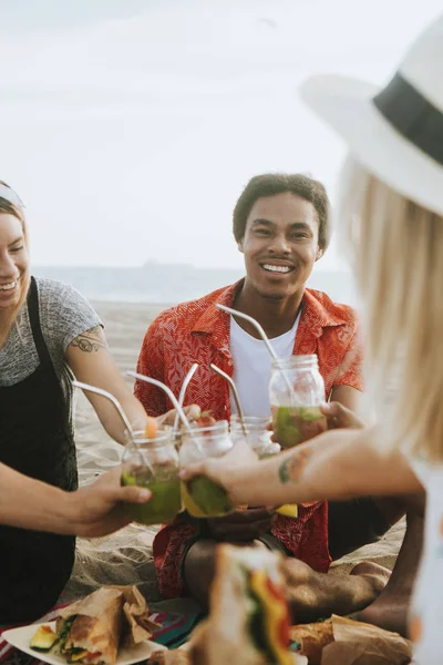 Olika Vänner Njuter Ett Beach Party — Stockfoto