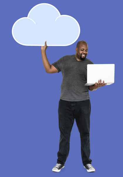 Lycklig Man Med Bärbar Dator Och Ett Moln — Stockfoto