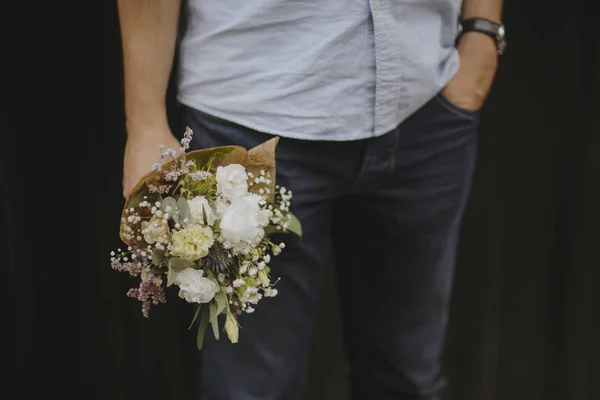 Mann Hält Blumenstrauß Der Hand — Stockfoto