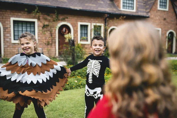 Barn Halloween Kostymer Håller Händerna Park — Stockfoto