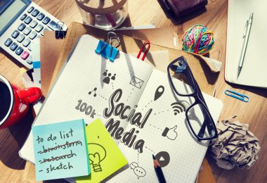 Bir defterde dağınık bir masanın üzerine çizilmiş sosyal medya