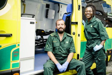 Sağlık görevlileri ambulans ile takım