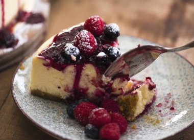 Karışık Meyveli sos ile tepesinde cheesecake dilim