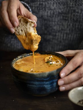 Kremalı balkabağı çorbası yemek kadın