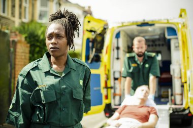 Bir hasta bir ambulans sedye üzerinde haddeleme sağlık görevlileri