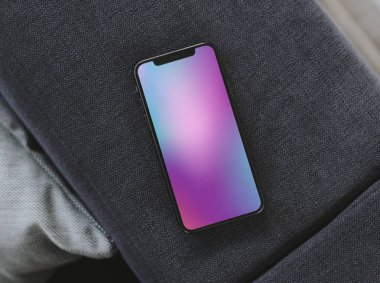 Hareket eden telefon ile renkli bir arka plan
