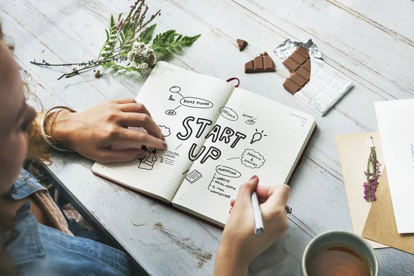 Fiatal Kreatív Start Kidolgozása Notebook — Stock Fotó