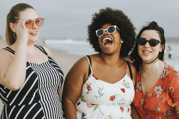 Веселі Різноманітні Жінки Плюс Розмір Пляжі — стокове фото