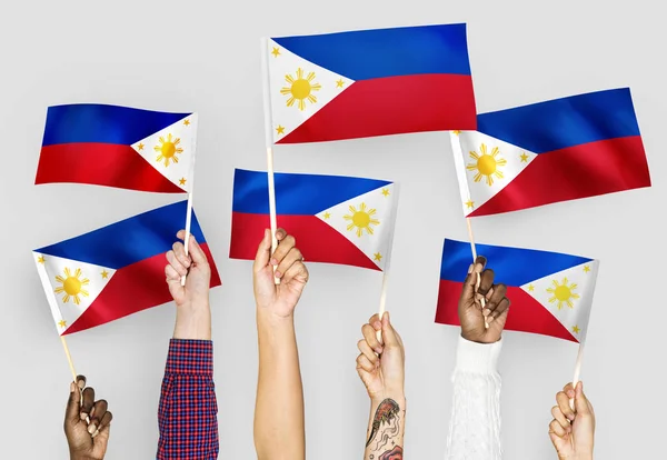 Les Mains Brandissant Les Drapeaux Des Philippines — Photo