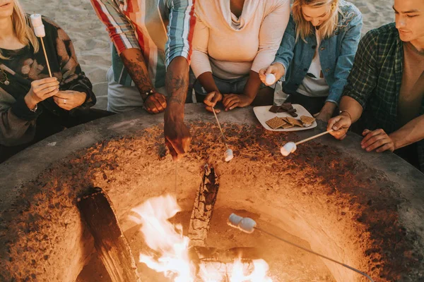 Amigos Assar Marshmallows Para Mores — Fotografia de Stock