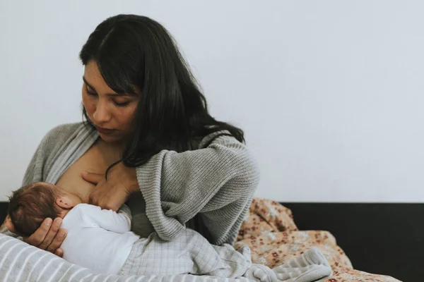 Mãe Amamentando Seu Bebê — Fotografia de Stock