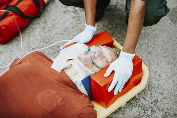 Equipo Paramédico Rescatando Paciente Crítico — Foto de Stock