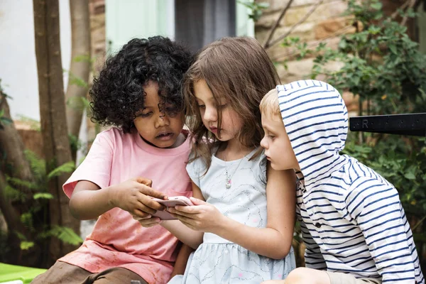 Niños Jugando Juegos Teléfono Inteligente — Foto de Stock