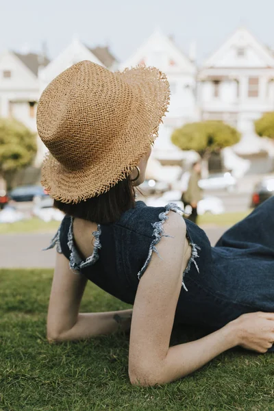 Woman Relaxing Grass Painted Ladies San Francisco Usa — Stock Photo, Image
