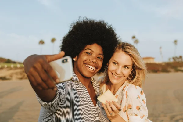 Mulheres Tirando Uma Selfie Praia — Fotografia de Stock