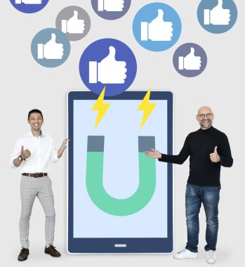 Bir sürü neşeli erkek seviyor