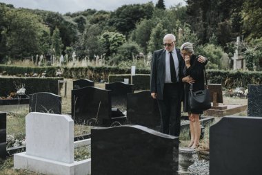 Kocası karısının onun kaybı nedeniyle rahatlatmaya çalışıyor