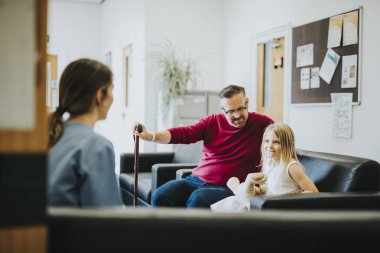 Bir hastam koridorda aşağı yürüyüş hemşire