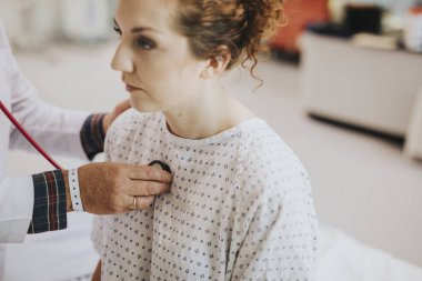 Bir hastanın sağlık muayenesi yapıyor Doktor