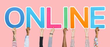 Online kelime oluşturan renkli mektupları holding eller